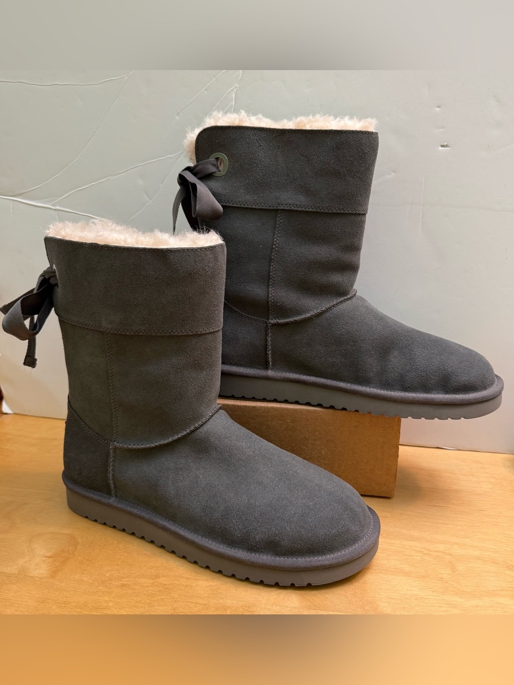 Koolaburra by UGG Boots Women's 10 Grey Andrah Short Bow Back Suede Fur Lined